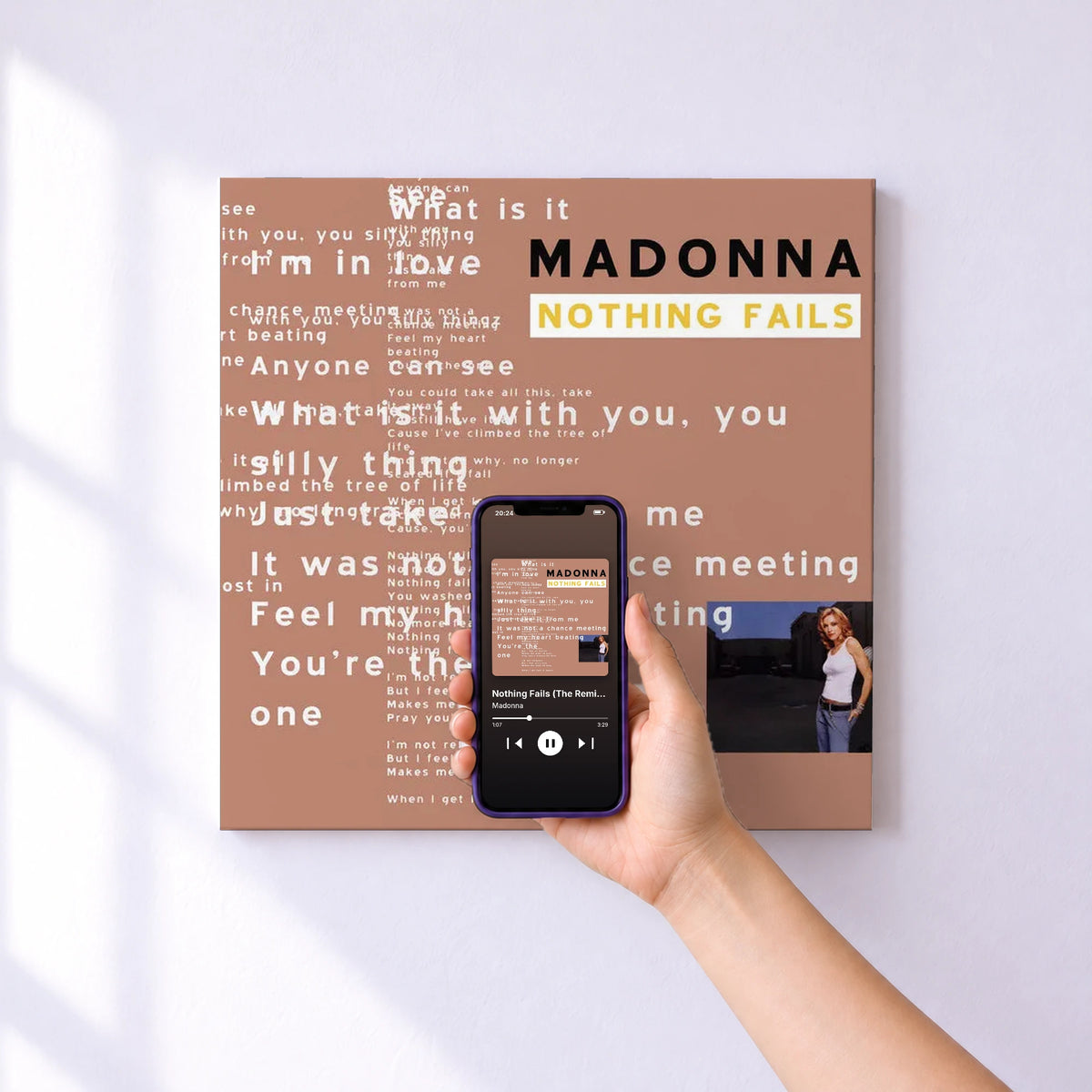 Affiche connectée Nothing Fails (The Remixes) de Madonna au mur : l'album se lance en approchant le téléphone