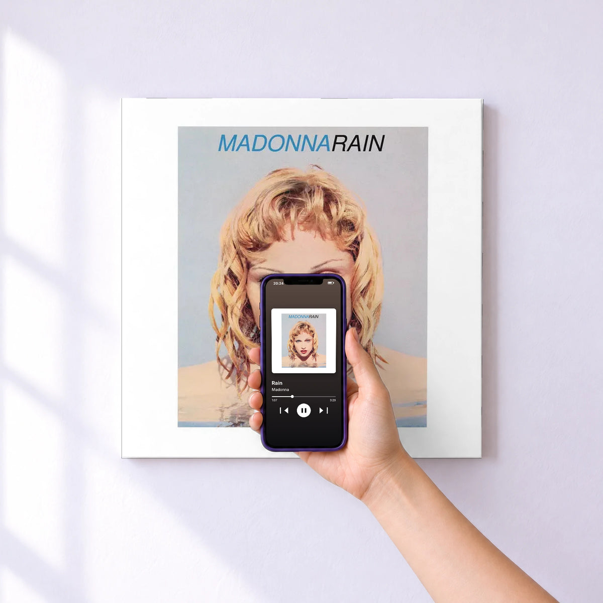 Affiche connectée Rain de Madonna au mur : l'album se lance en approchant le téléphone