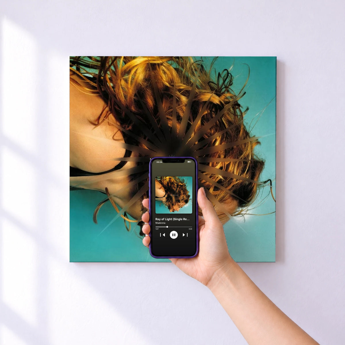 Affiche connectée Ray of Light (Single Remixes) de Madonna au mur : l'album se lance en approchant le téléphone