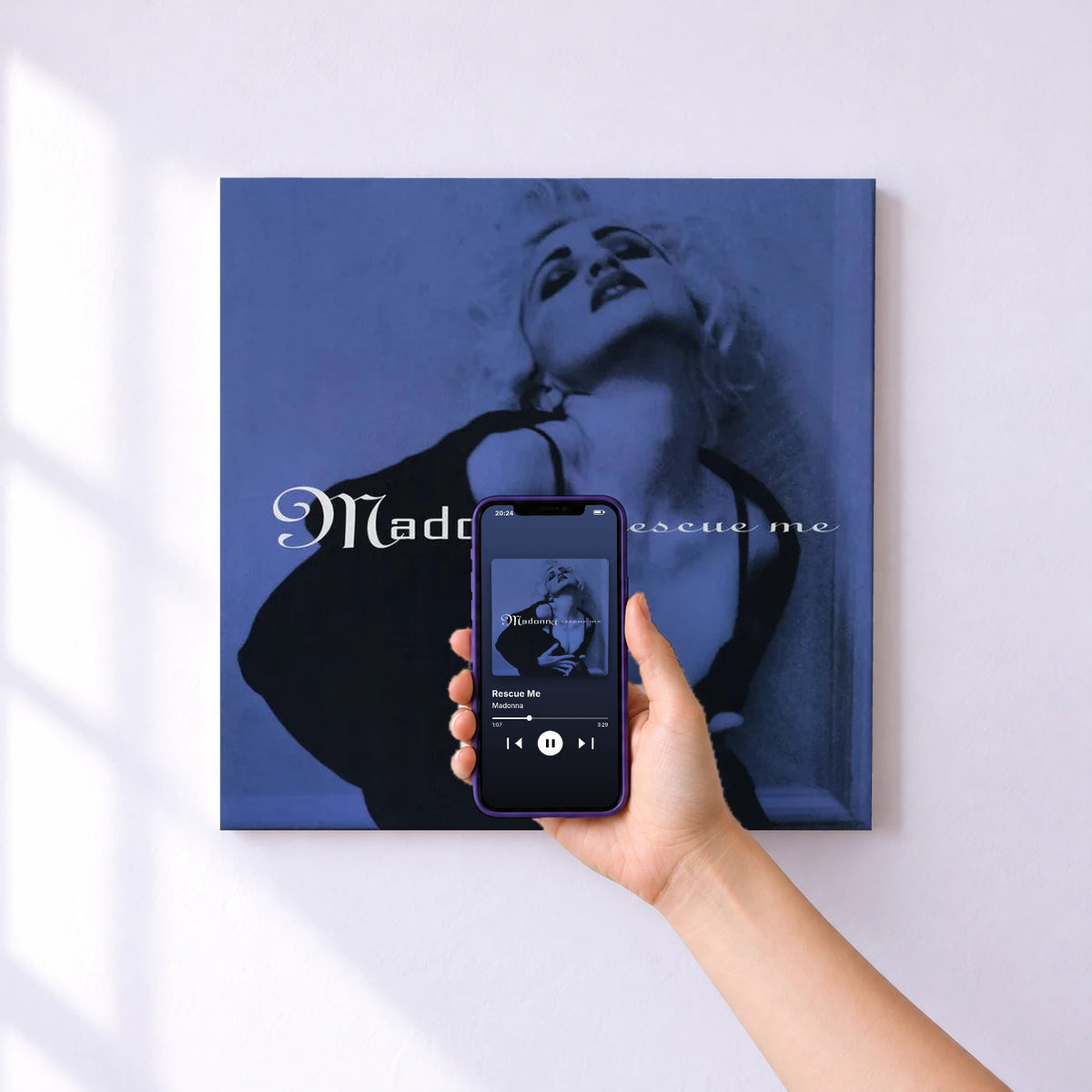 Affiche connectée Rescue Me de Madonna au mur : l'album se lance en approchant le téléphone
