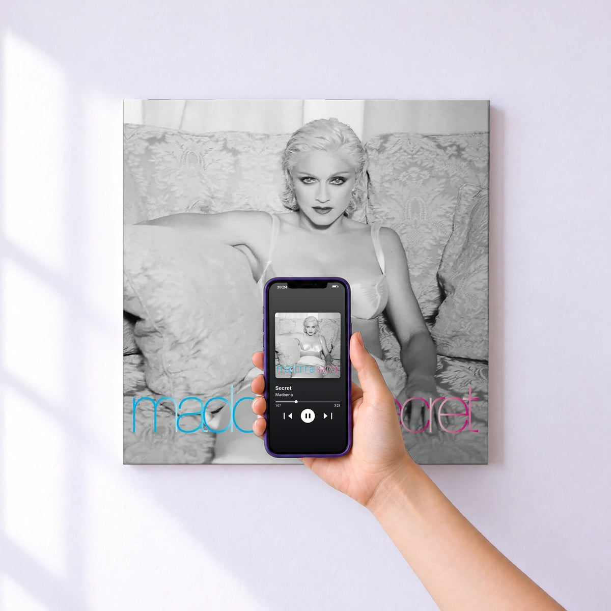 Affiche connectée Secret de Madonna au mur : l'album se lance en approchant le téléphone