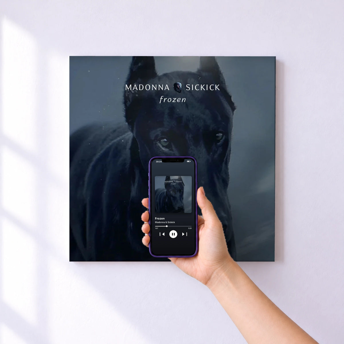 Affiche connectée Frozen de Madonna & Sickick au mur : l'album se lance en approchant le téléphone