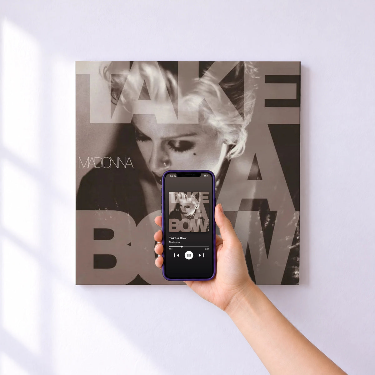 Affiche connectée Take a Bow de Madonna au mur : l'album se lance en approchant le téléphone