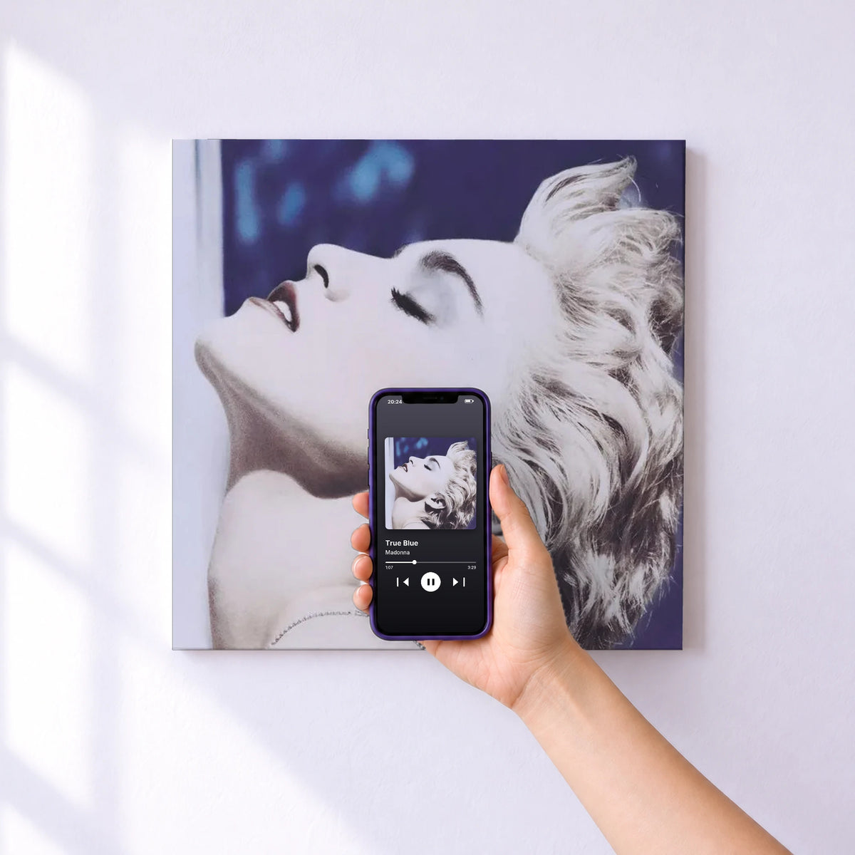 Affiche connectée True Blue de Madonna au mur : l'album se lance en approchant le téléphone