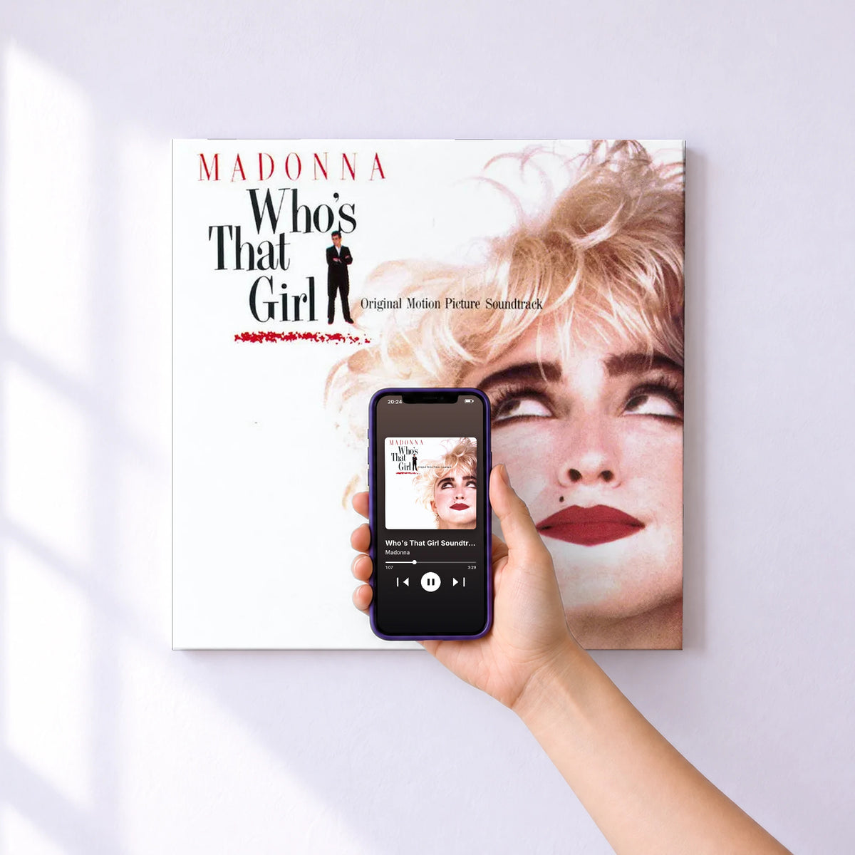 Affiche connectée Who's That Girl Soundtrack de Madonna au mur : l'album se lance en approchant le téléphone