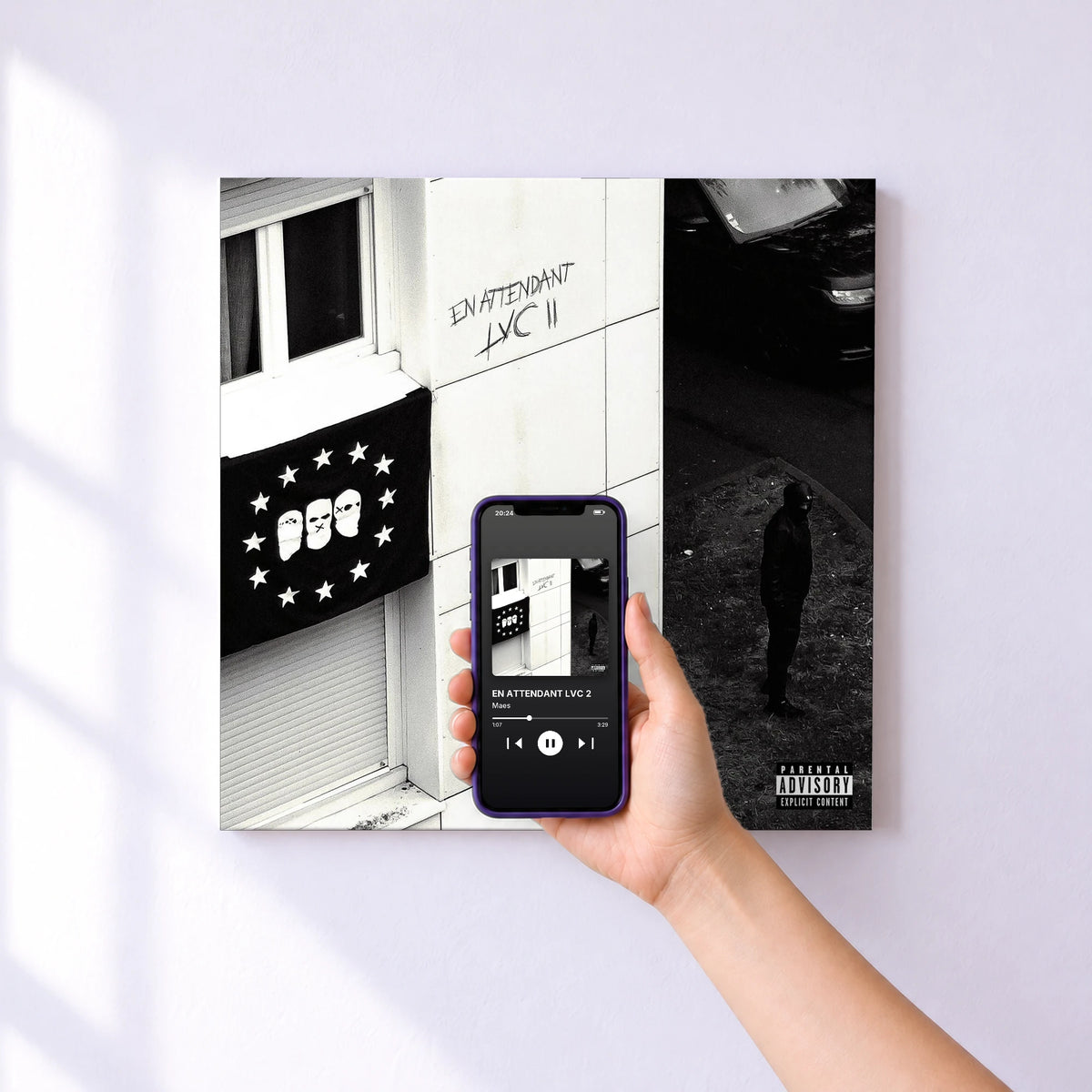 Affiche connectée EN ATTENDANT LVC 2 de Maes au mur : l'album se lance en approchant le téléphone