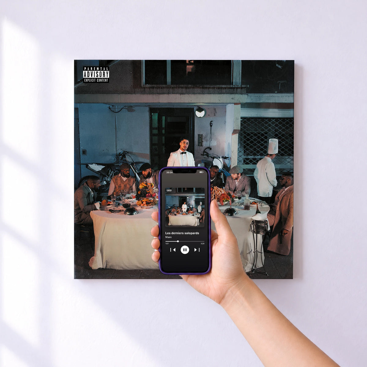Affiche connectée Les derniers salopards de Maes au mur : l'album se lance en approchant le téléphone