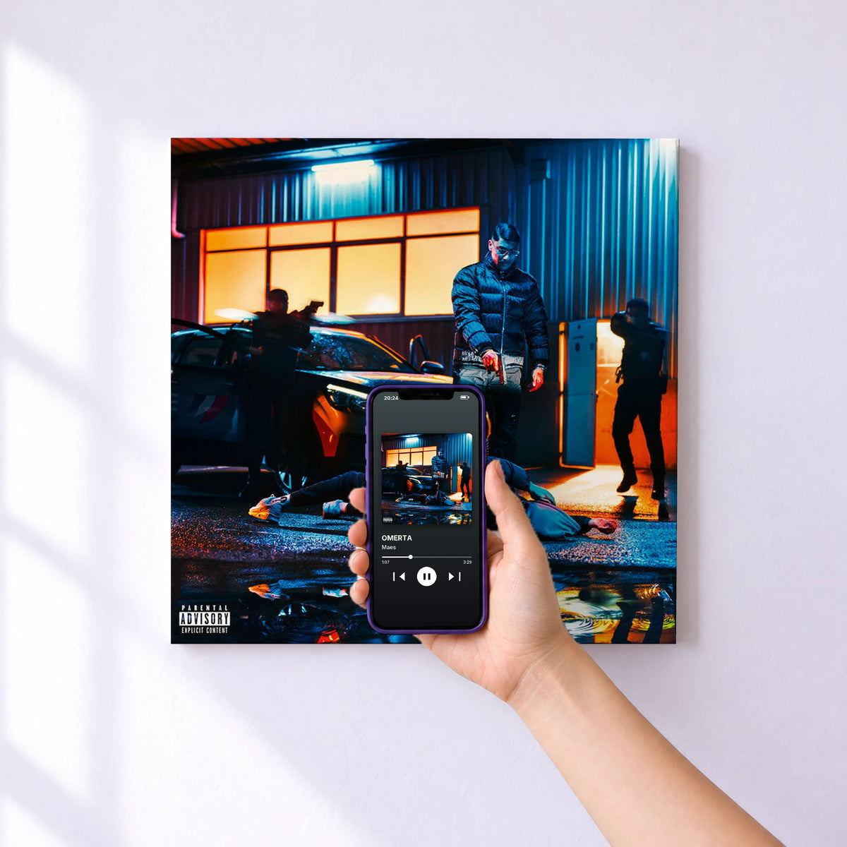 Affiche connectée OMERTA de Maes au mur : l'album se lance en approchant le téléphone