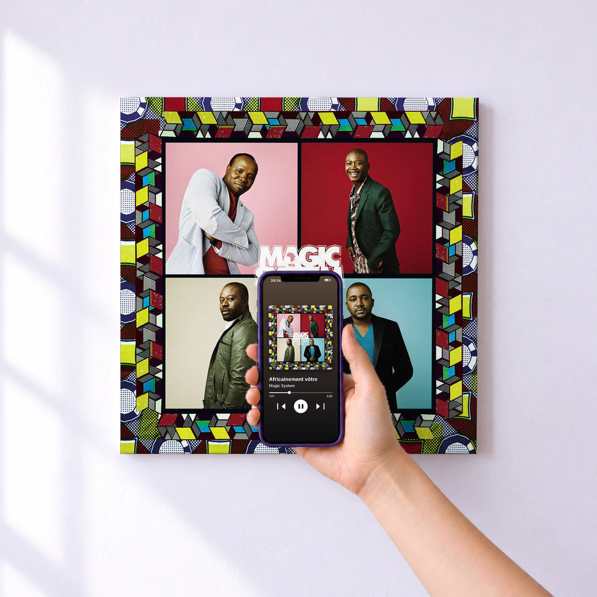 Affiche connectée Africainement vôtre de Magic System au mur : l'album se lance en approchant le téléphone