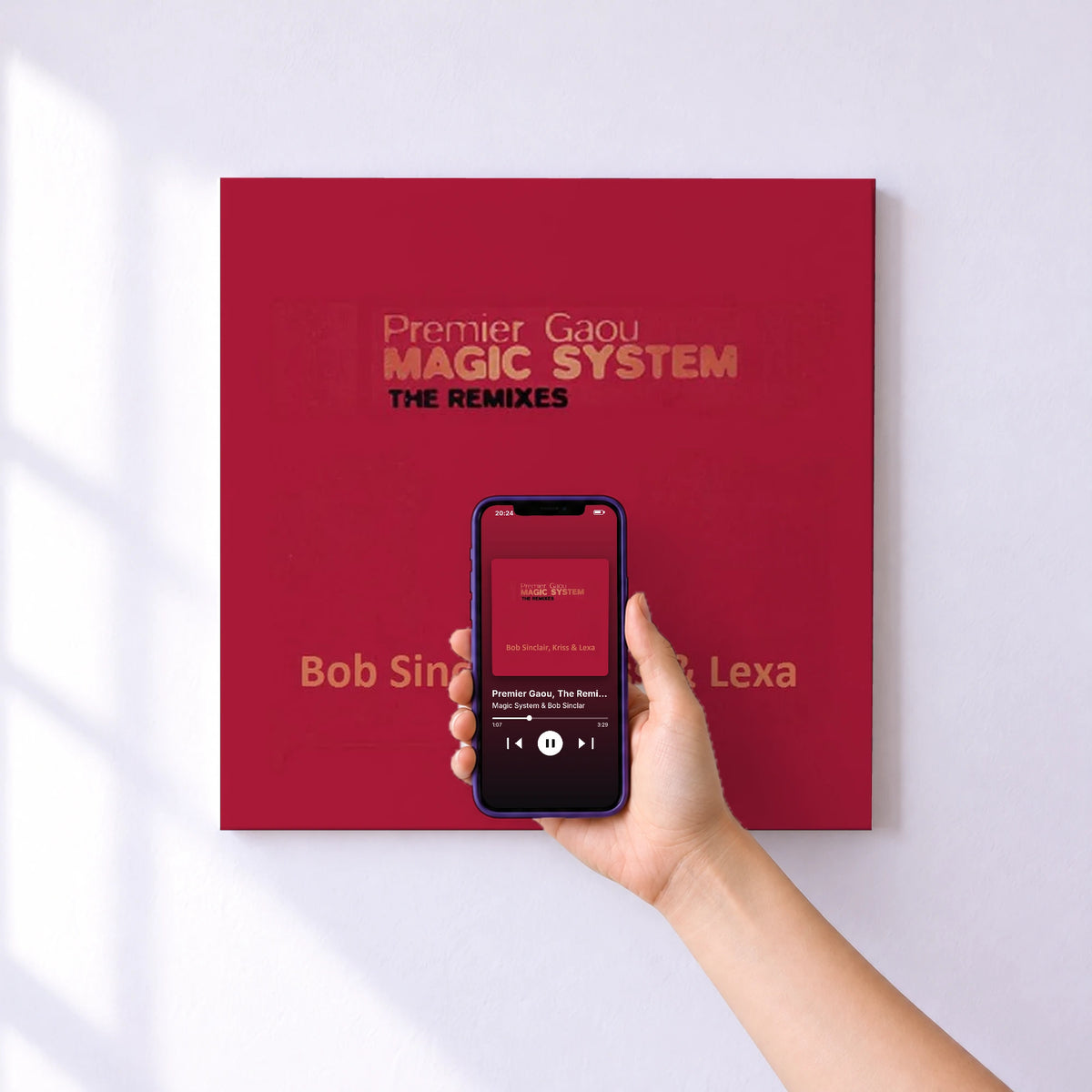 Affiche connectée Premier Gaou, The Remixes de Magic System & Bob Sinclar au mur : l'album se lance en approchant le téléphone