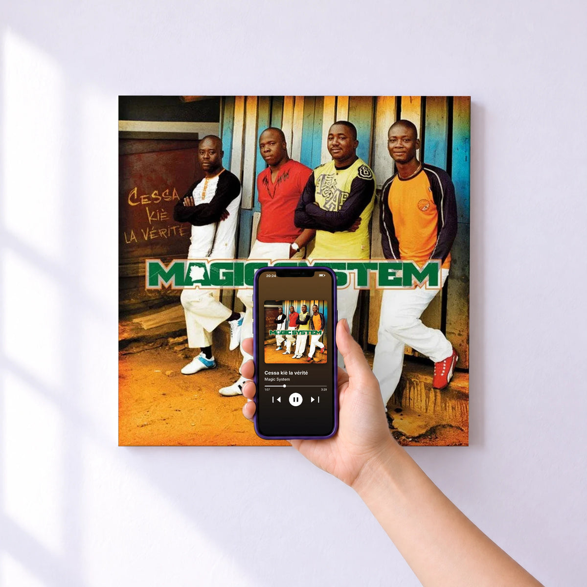 Affiche connectée Cessa kiè la vérité de Magic System au mur : l'album se lance en approchant le téléphone