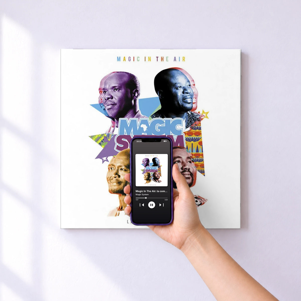 Affiche connectée Magic In The Air: la compilation de Magic System au mur : l'album se lance en approchant le téléphone