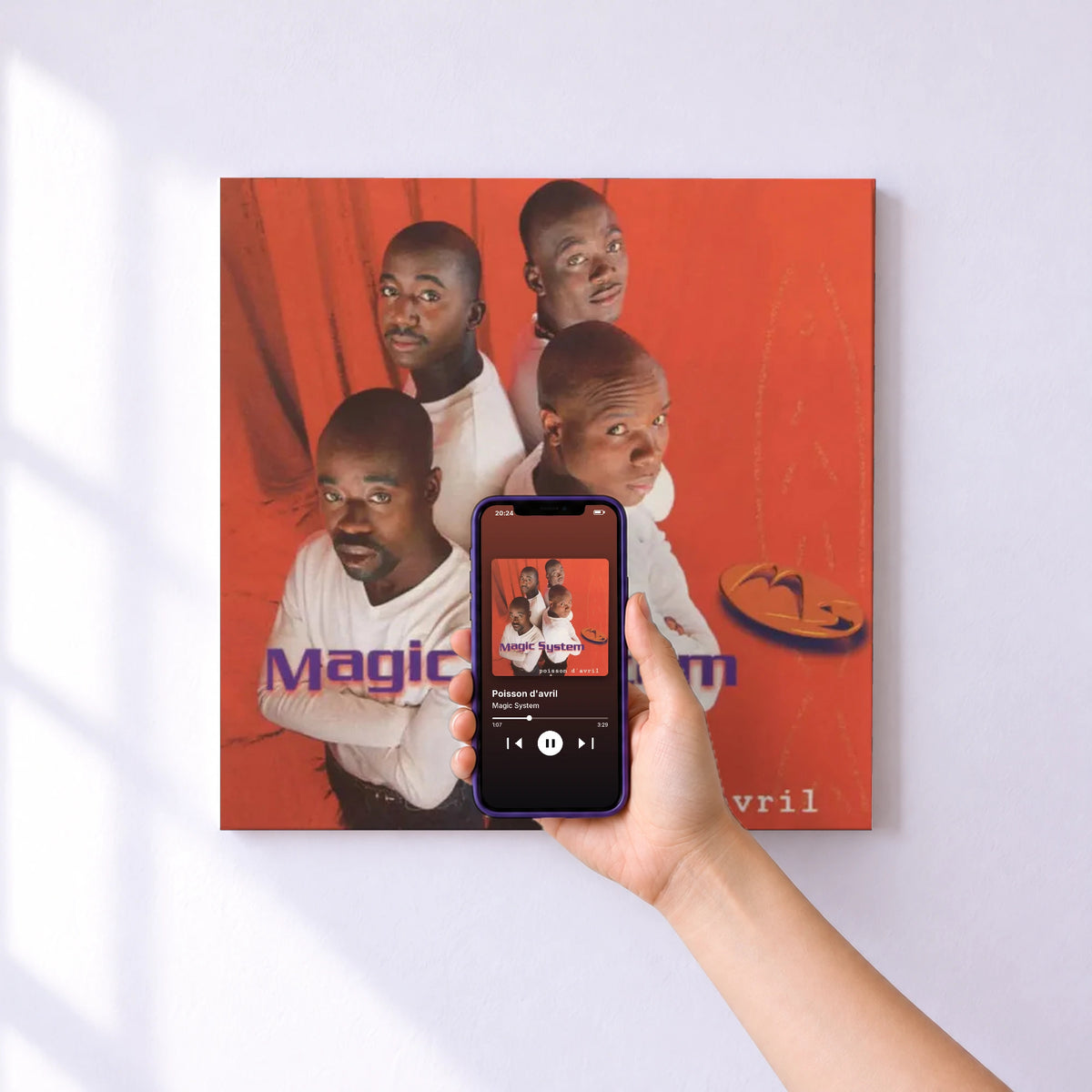 Affiche connectée Poisson d'avril de Magic System au mur : l'album se lance en approchant le téléphone