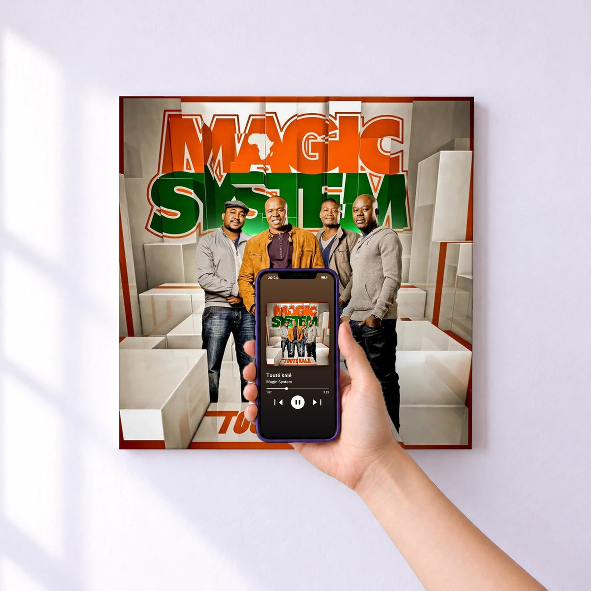 Affiche connectée Touté kalé de Magic System au mur : l'album se lance en approchant le téléphone