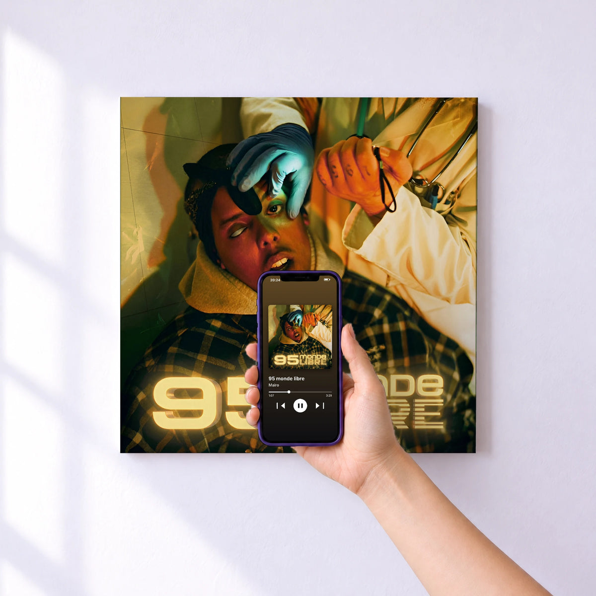Affiche connectée 95 monde libre de Mairo au mur : l'album se lance en approchant le téléphone