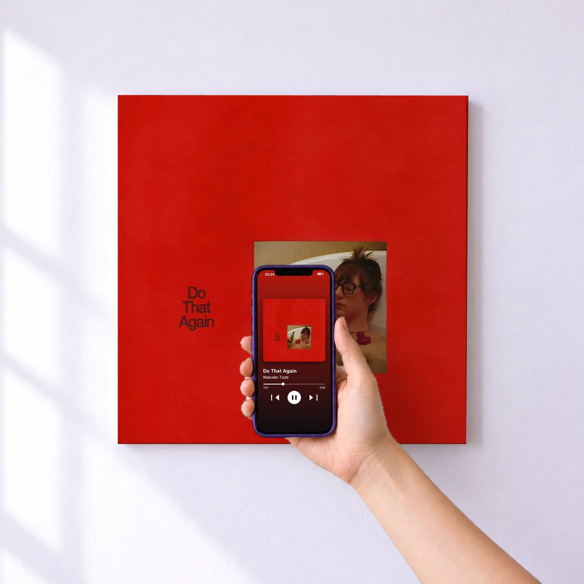 Affiche connectée Do That Again de Malcolm Todd au mur : l'album se lance en approchant le téléphone