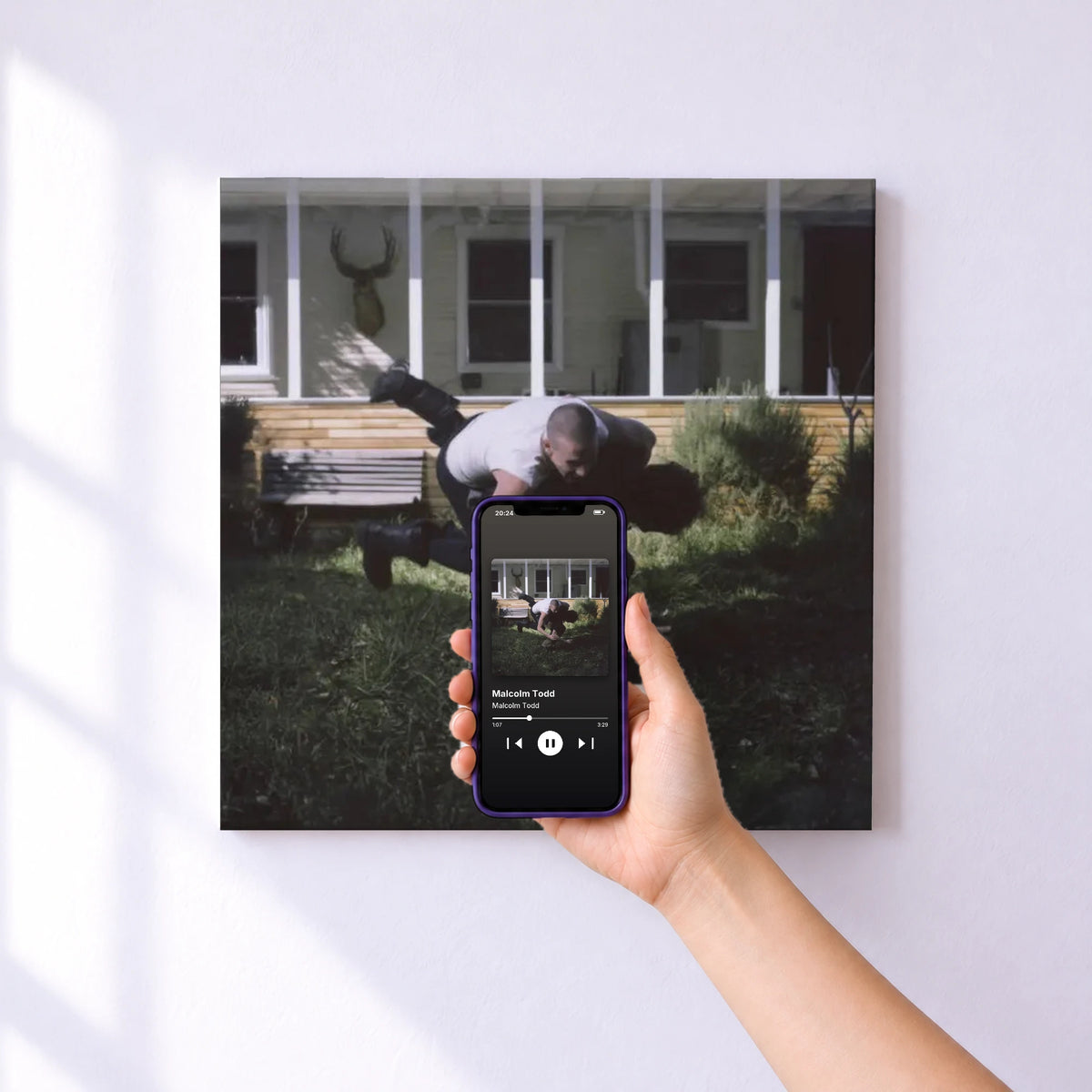 Affiche connectée Malcolm Todd de Malcolm Todd au mur : l'album se lance en approchant le téléphone
