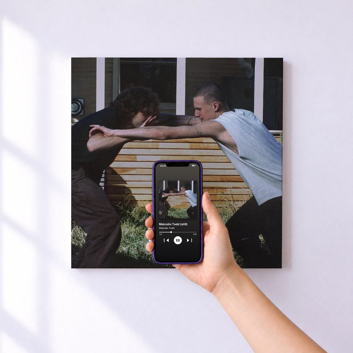 Affiche connectée Malcolm Todd (still) de Malcolm Todd au mur : l'album se lance en approchant le téléphone