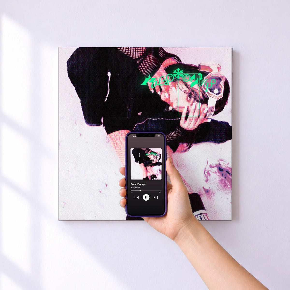Affiche connectée Polar Escape de Mandyspie au mur : l'album se lance en approchant le téléphone