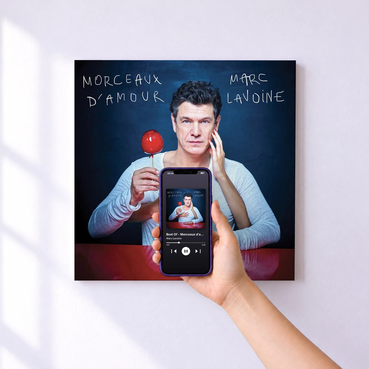 Affiche connectée Best Of - Morceaux d’amour de Marc Lavoine au mur : l'album se lance en approchant le téléphone