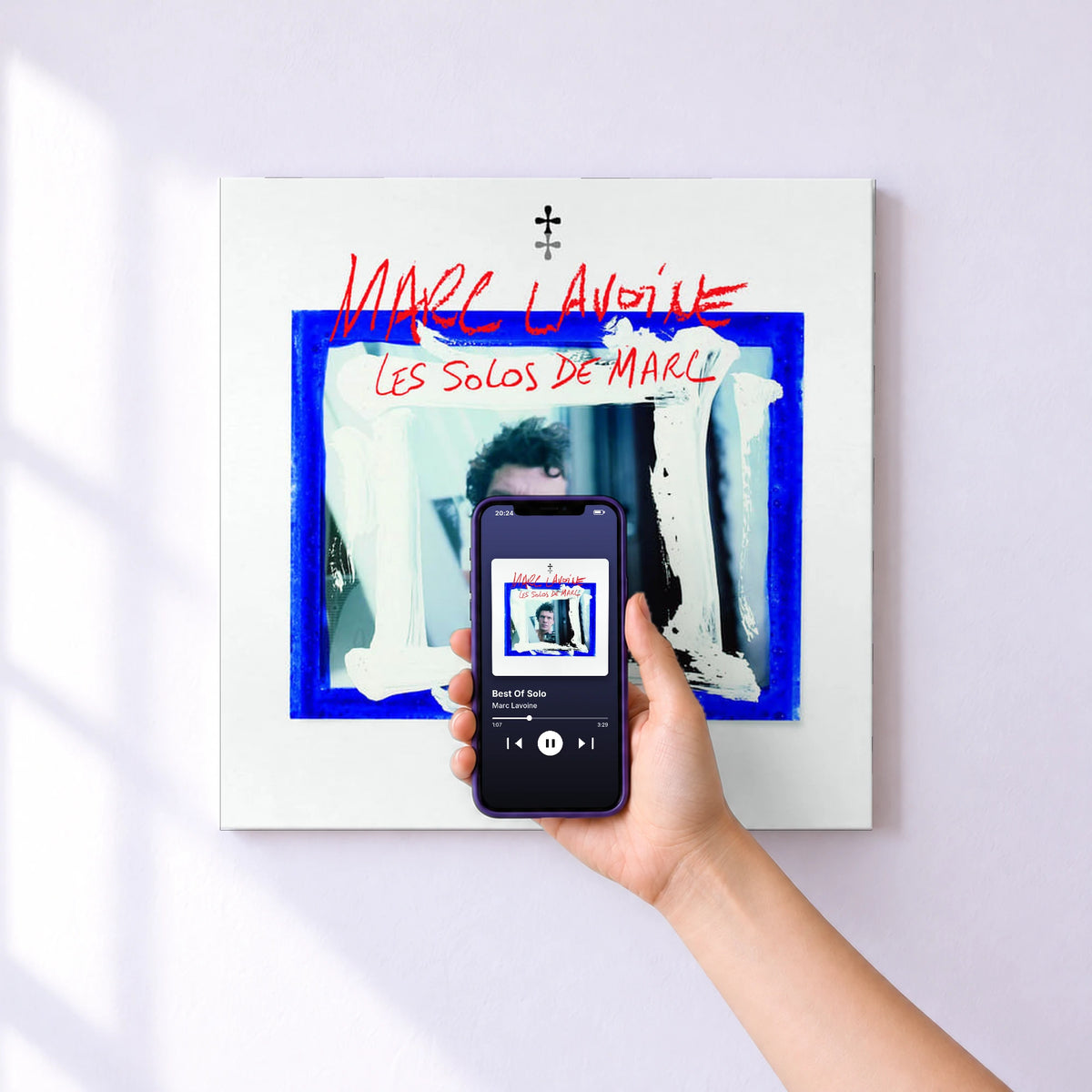 Affiche connectée Best Of Solo de Marc Lavoine au mur : l'album se lance en approchant le téléphone