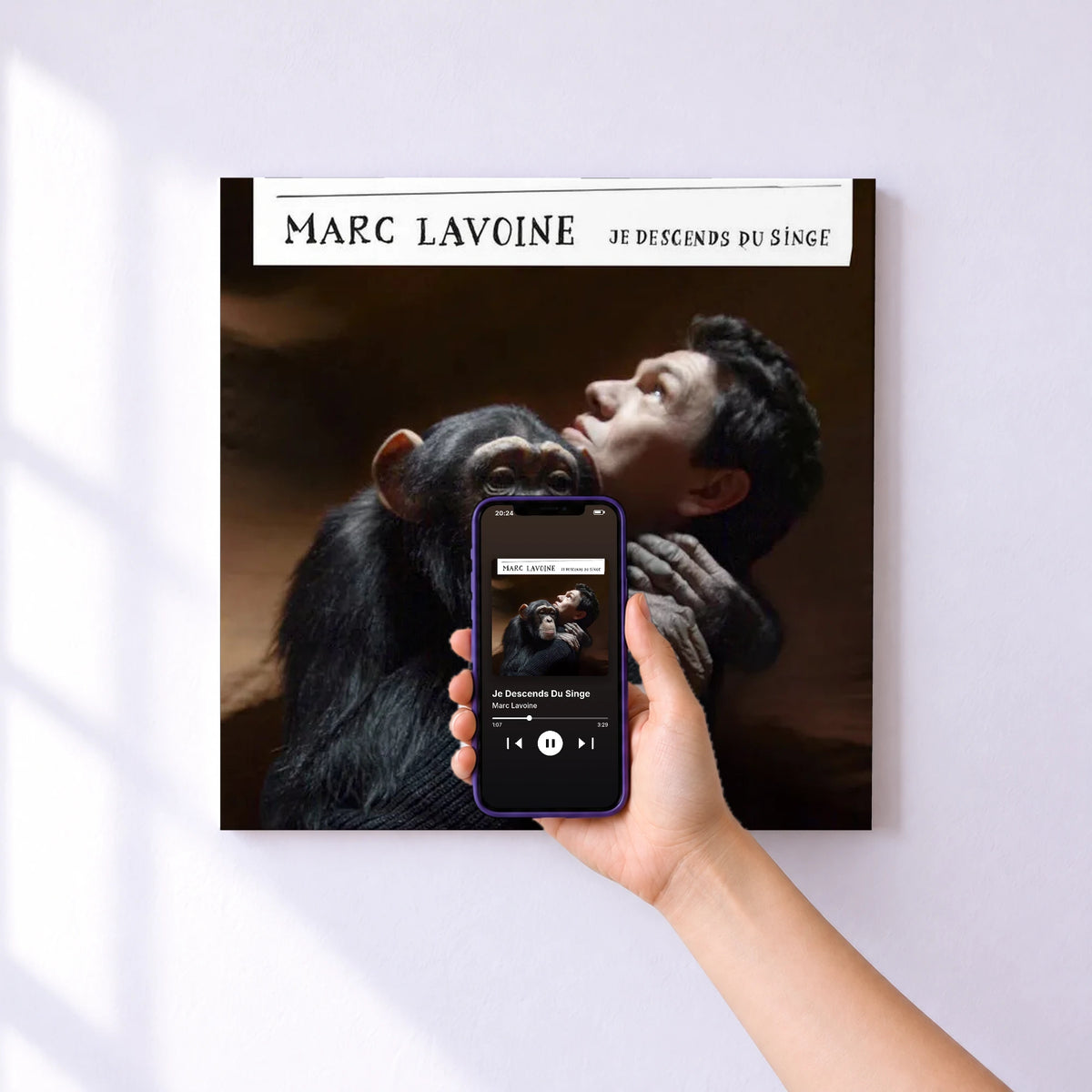 Affiche connectée Je Descends Du Singe de Marc Lavoine au mur : l'album se lance en approchant le téléphone