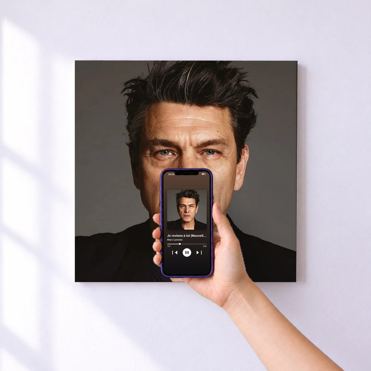 Affiche connectée Je reviens à toi (Nouvelle version) de Marc Lavoine au mur : l'album se lance en approchant le téléphone