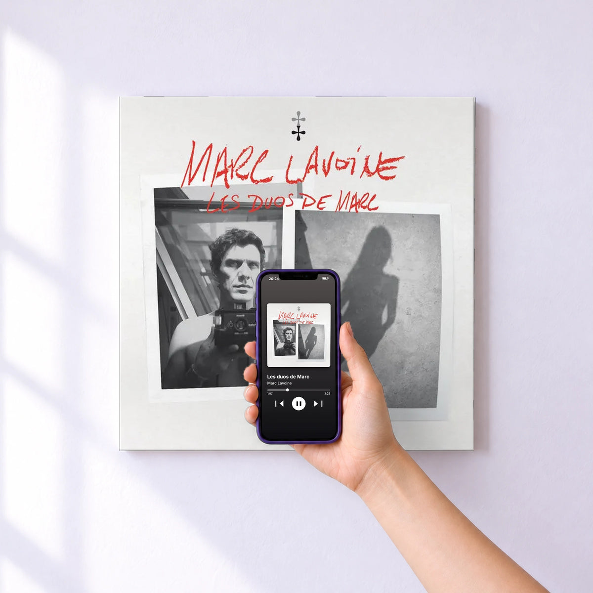 Affiche connectée Les duos de Marc de Marc Lavoine au mur : l'album se lance en approchant le téléphone
