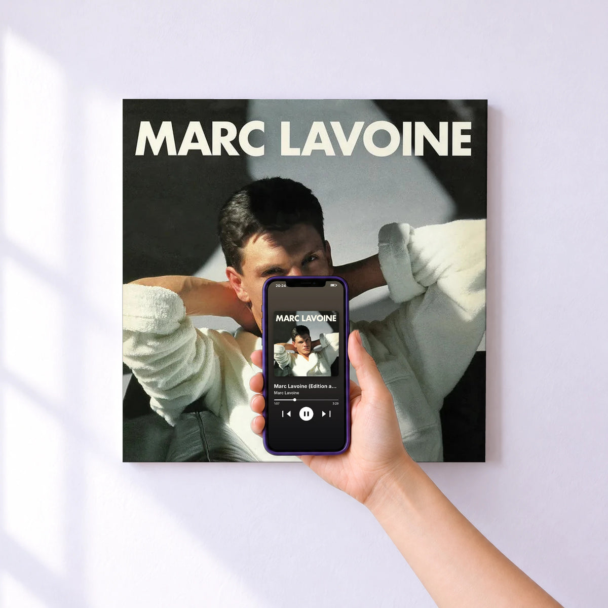 Affiche connectée Marc Lavoine (Edition anniversaire) de Marc Lavoine au mur : l'album se lance en approchant le téléphone
