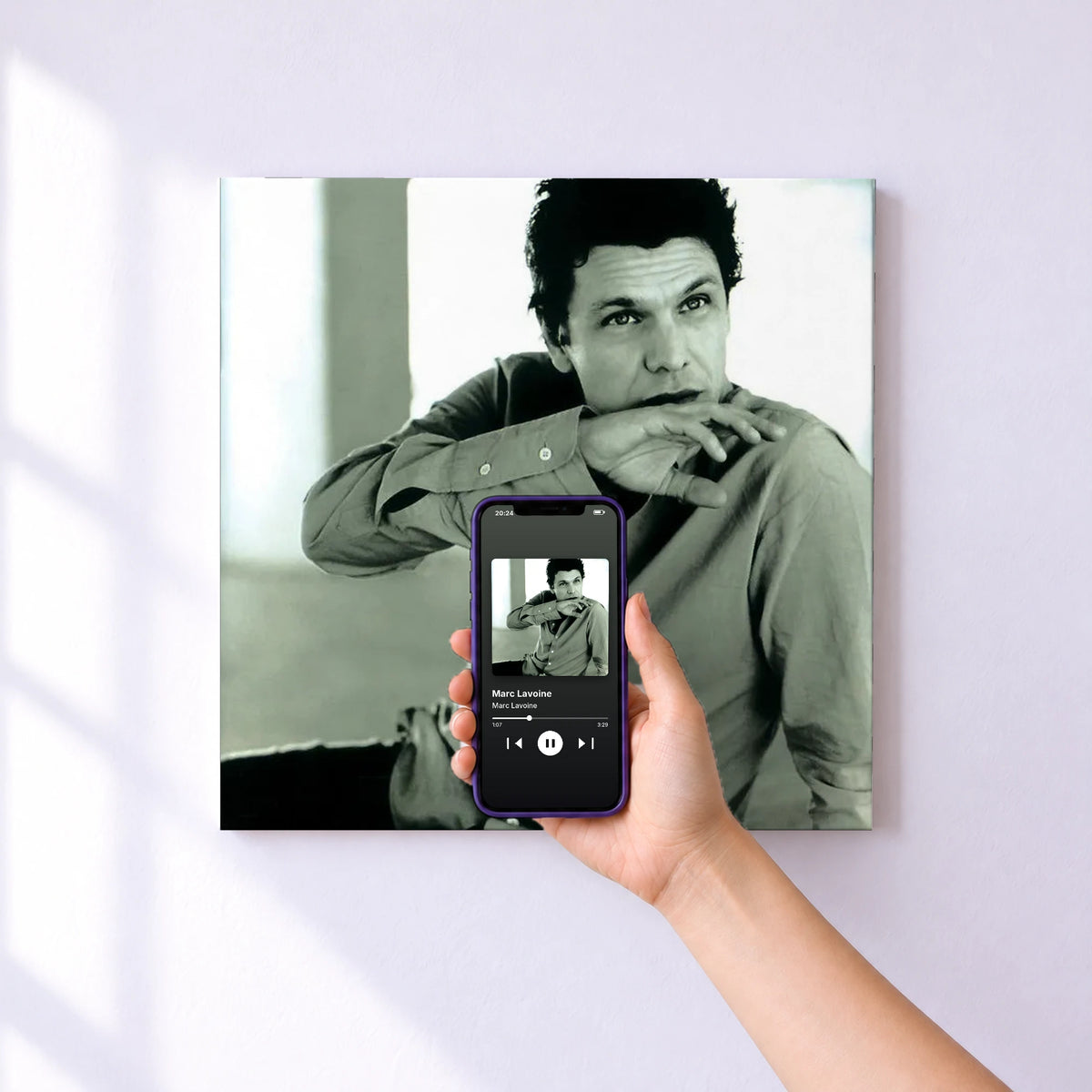 Affiche connectée Marc Lavoine de Marc Lavoine au mur : l'album se lance en approchant le téléphone