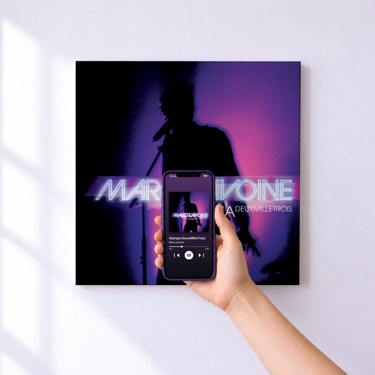 Affiche connectée Olympia DeuxMilleTrois de Marc Lavoine au mur : l'album se lance en approchant le téléphone