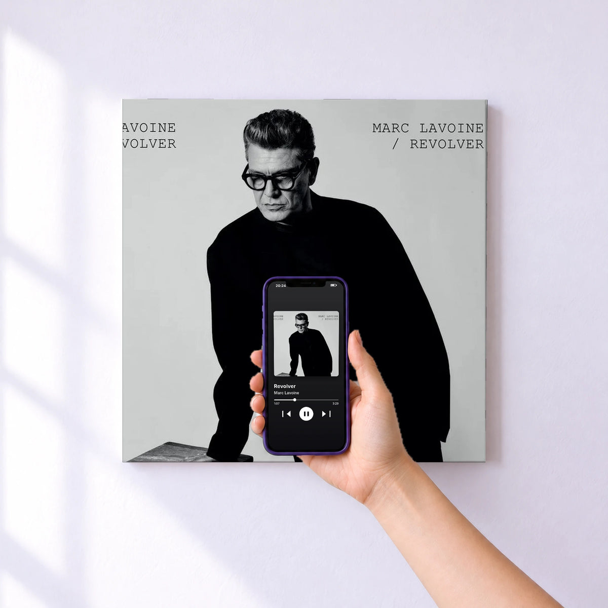Affiche connectée Revolver de Marc Lavoine au mur : l'album se lance en approchant le téléphone
