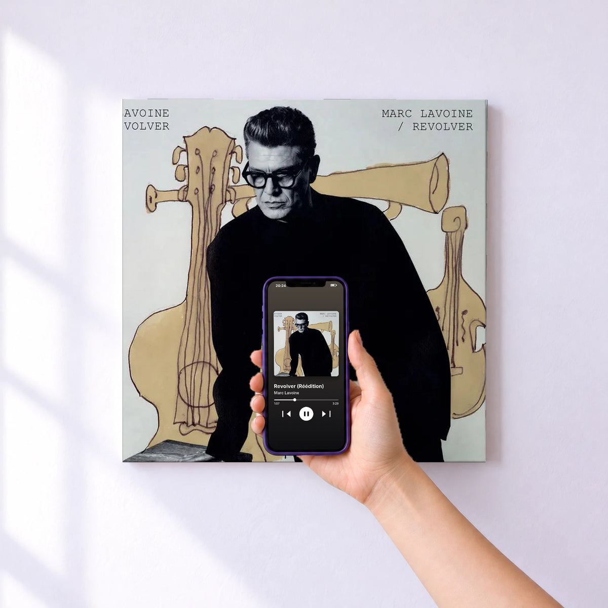 Affiche connectée Revolver (Réédition) de Marc Lavoine au mur : l'album se lance en approchant le téléphone