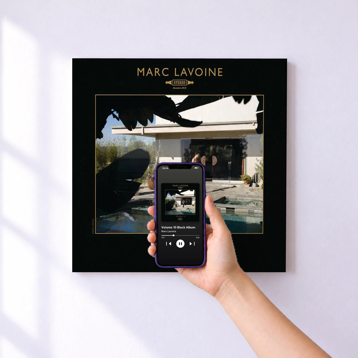 Affiche connectée Volume 10 Black Album de Marc Lavoine au mur : l'album se lance en approchant le téléphone