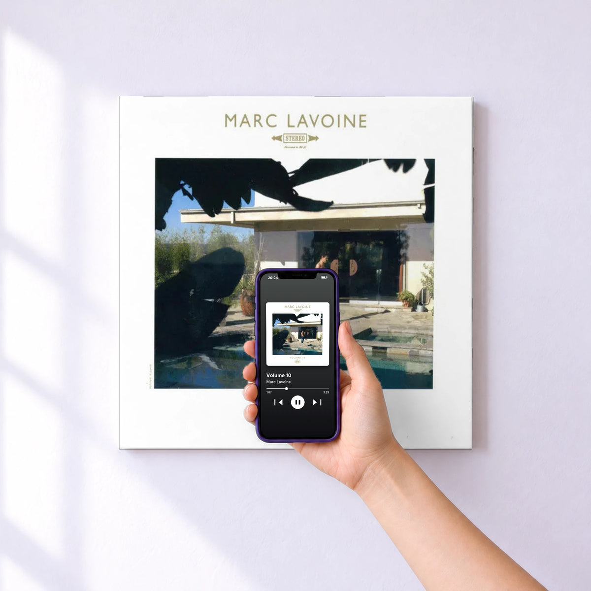 Affiche connectée Volume 10 de Marc Lavoine au mur : l'album se lance en approchant le téléphone