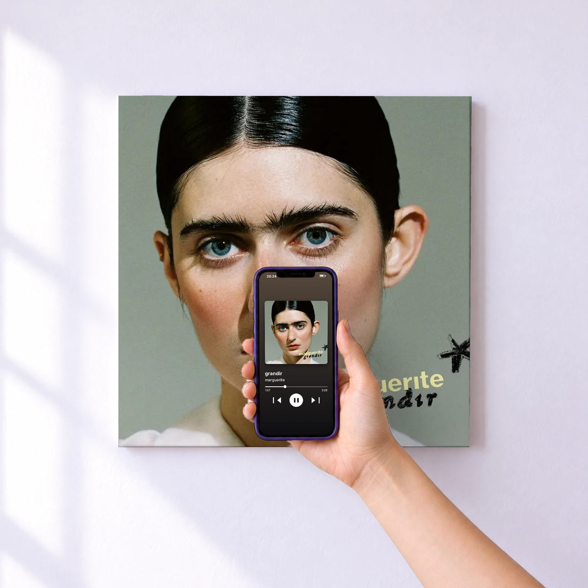 Affiche connectée grandir de marguerite au mur : l'album se lance en approchant le téléphone