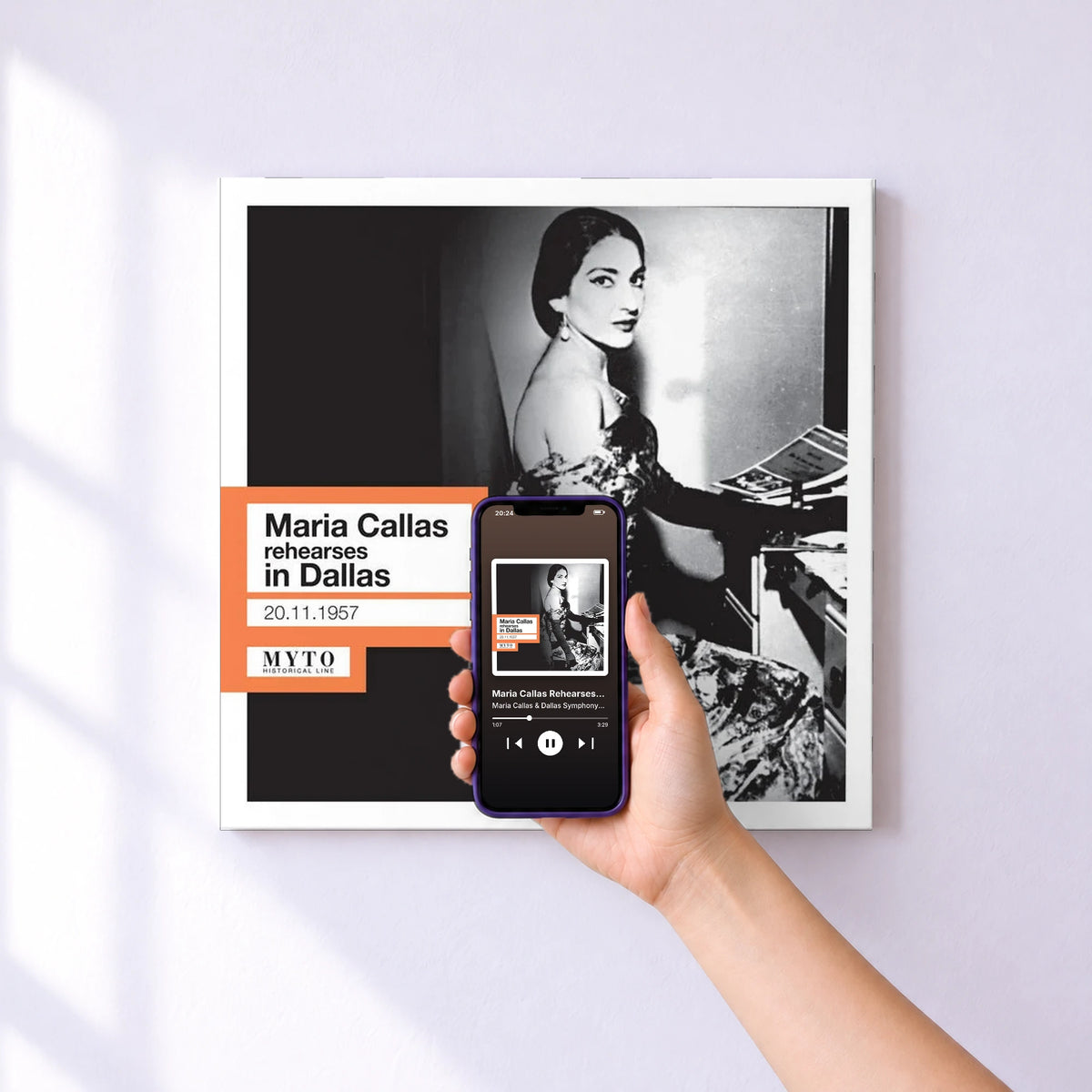 Affiche connectée Maria Callas Rehearses in Dallas (Live) de Maria Callas & Dallas Symphony Orchestra & Nicola Rescigno au mur : l'album se lance en approchant le téléphone