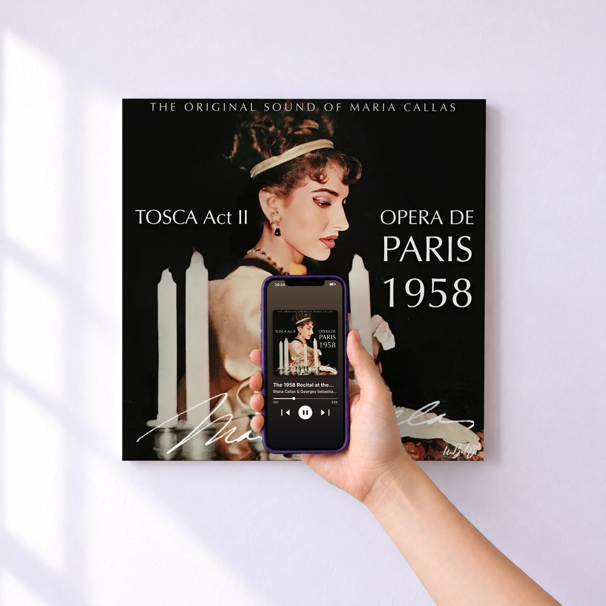 Affiche connectée The 1958 Recital at the Paris Opera, Part 2 - Puccini: Tosca, Act II (The Original Sound of Maria Callas) de Maria Callas & Georges Sebastian & Orchestre de l'Opéra National de Paris au mur : l'album se lance en approchant le téléphone
