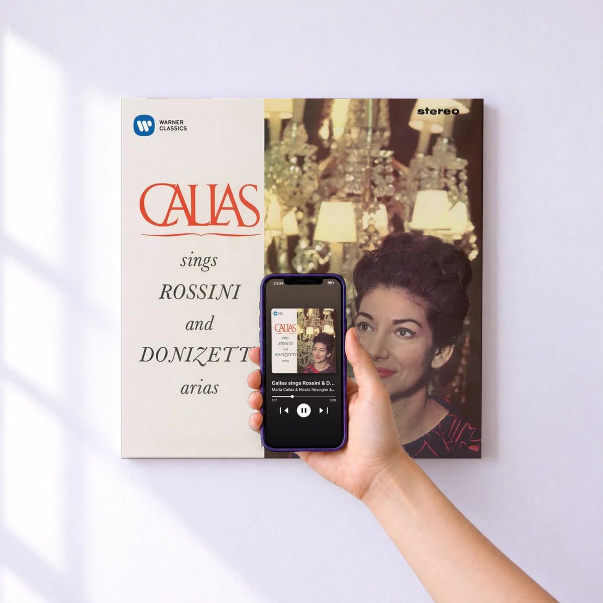 Affiche connectée Callas sings Rossini & Donizetti Arias - Callas Remastered de Maria Callas & Nicola Rescigno & Orchestre De La Société Des Concerts Du Conservatoire au mur : l'album se lance en approchant le téléphone