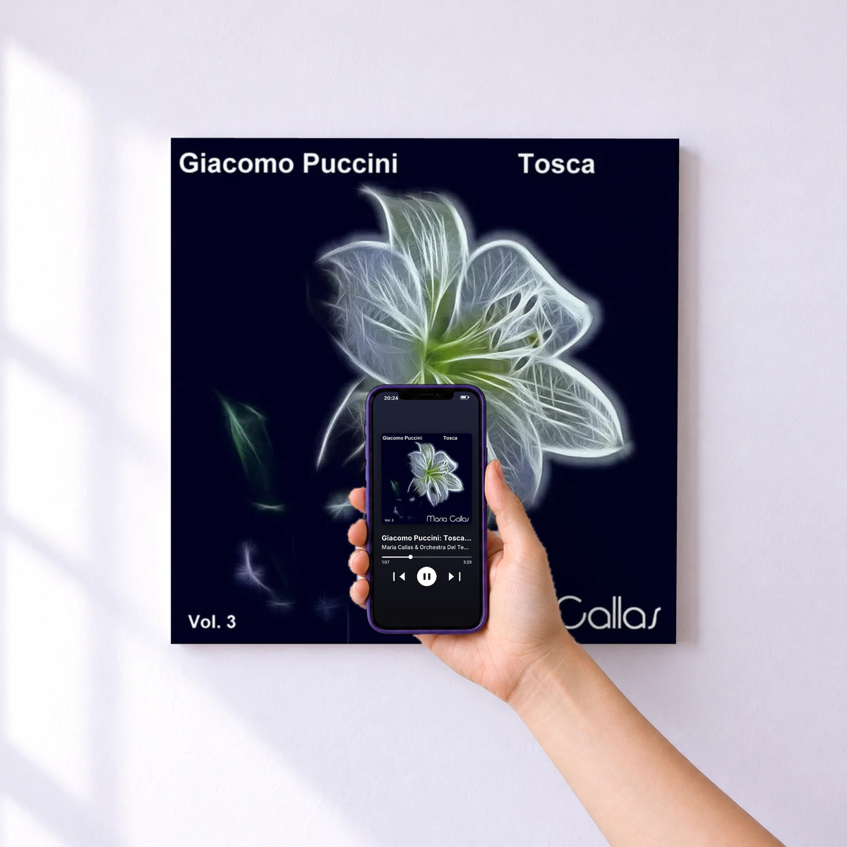 Affiche connectée Giacomo Puccini: Tosca (Maria Callas, Vol. 3) de Maria Callas & Orchestra Del Teatro Alla Scala, Milano & Victor de Sabata au mur : l'album se lance en approchant le téléphone