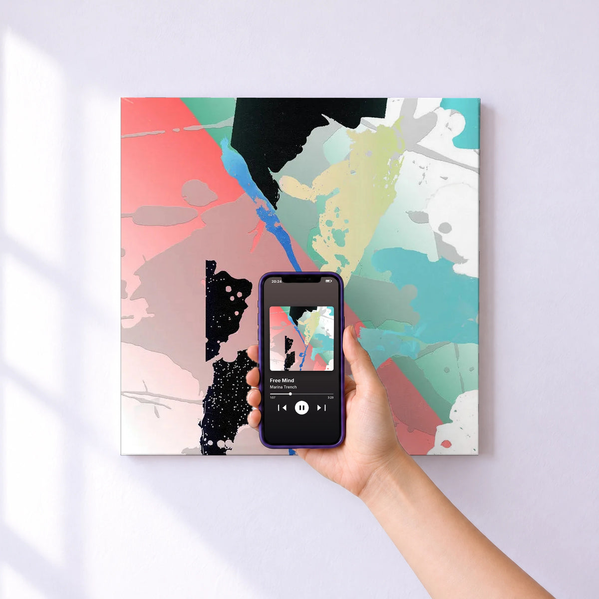 Affiche connectée Free Mind de Marina Trench au mur : l'album se lance en approchant le téléphone