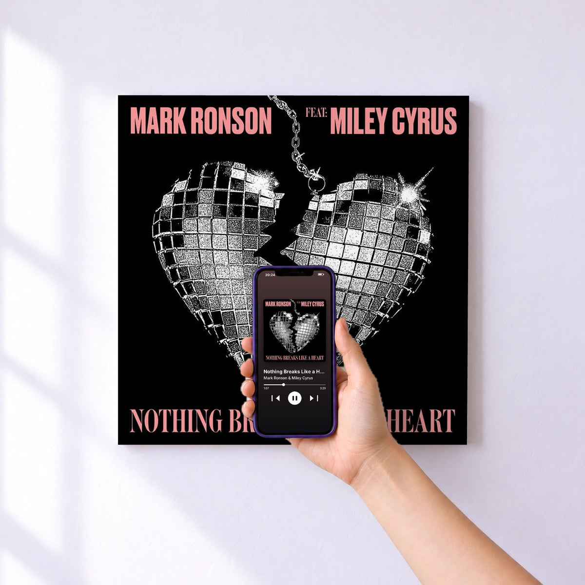 Affiche connectée Nothing Breaks Like a Heart (feat. Miley Cyrus) de Mark Ronson & Miley Cyrus au mur : l'album se lance en approchant le téléphone