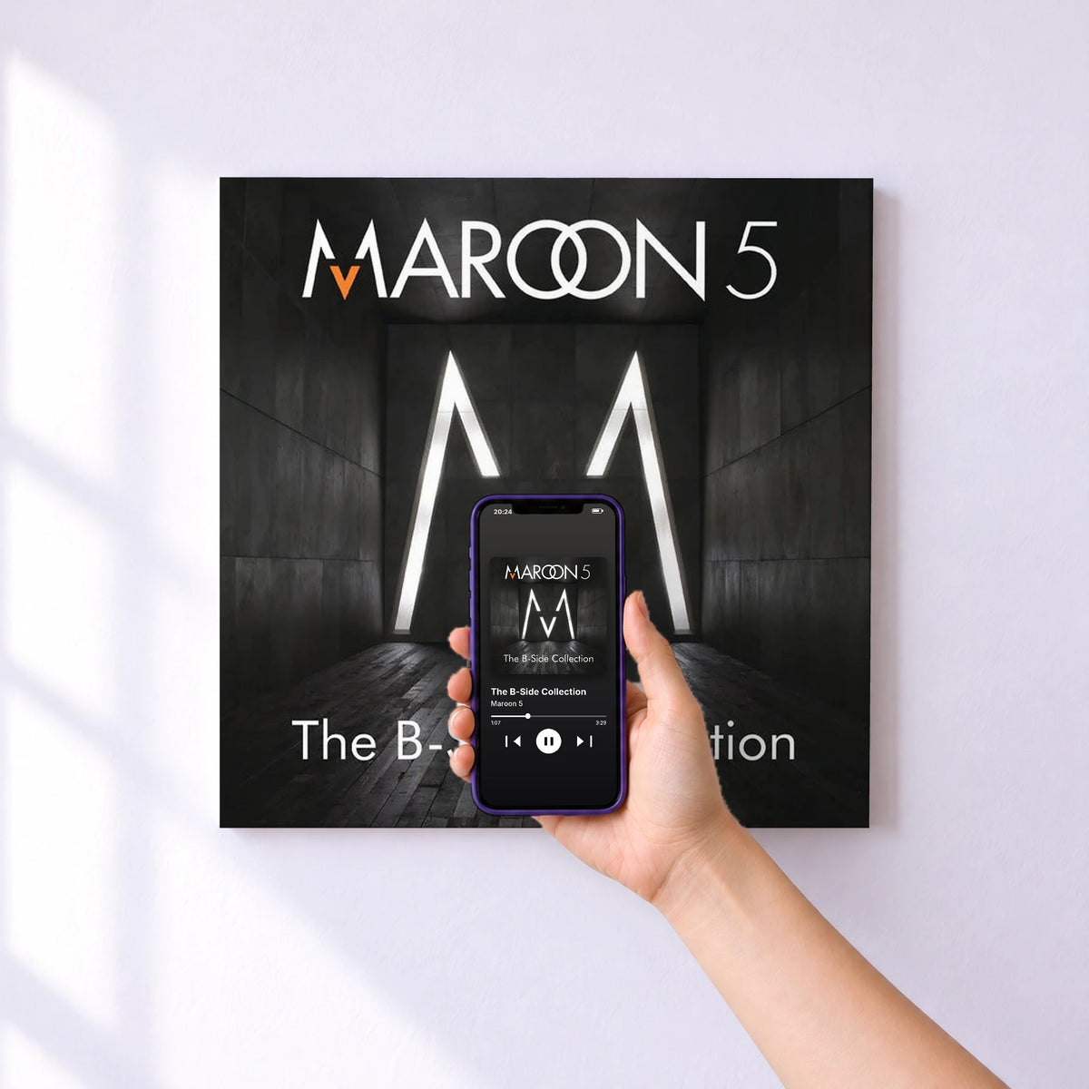 Affiche connectée The B-Side Collection de Maroon 5 au mur : l'album se lance en approchant le téléphone