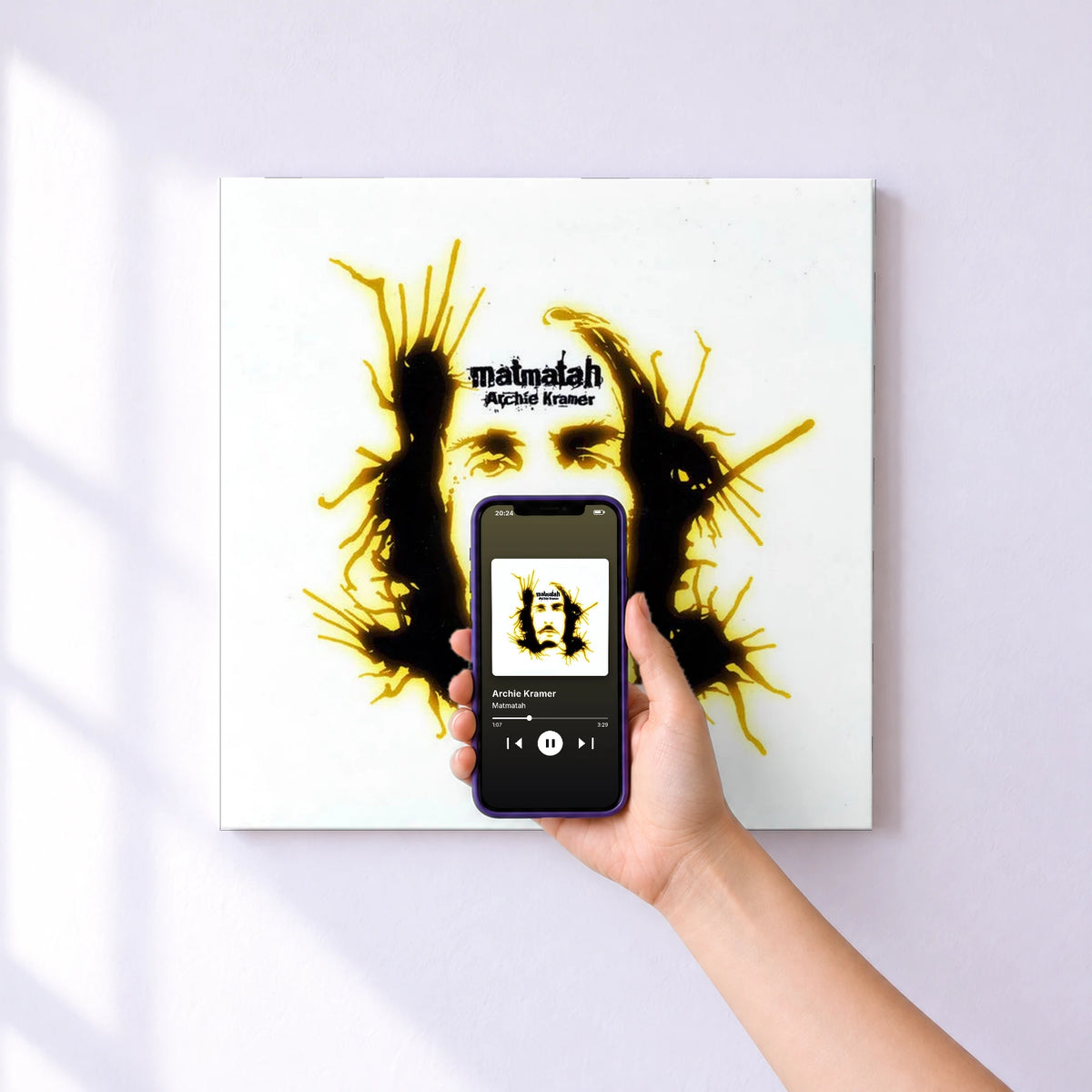 Affiche connectée Archie Kramer de Matmatah au mur : l'album se lance en approchant le téléphone