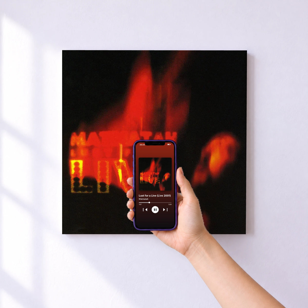 Affiche connectée Lust for a Live (Live 2001) de Matmatah au mur : l'album se lance en approchant le téléphone