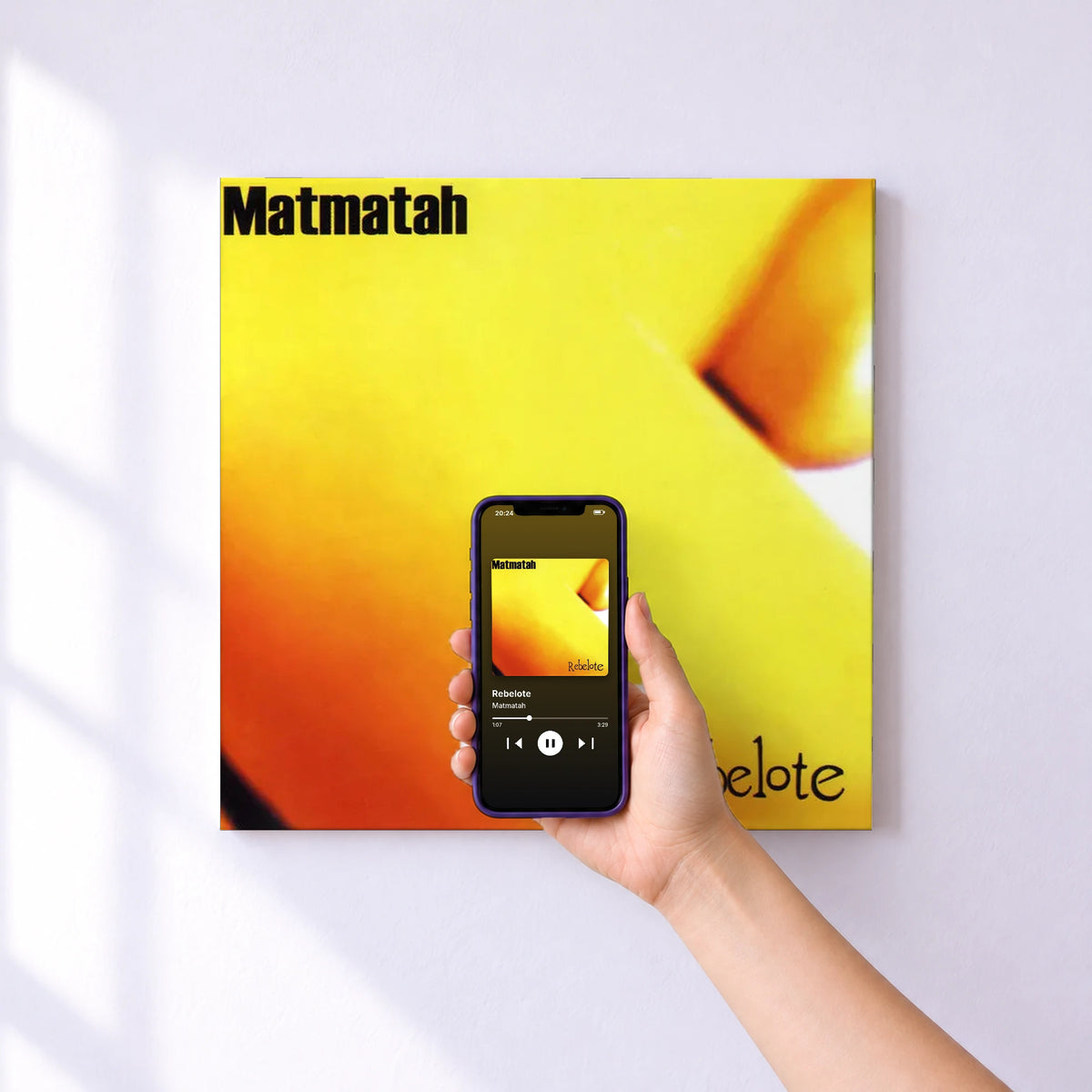 Affiche connectée Rebelote de Matmatah au mur : l'album se lance en approchant le téléphone