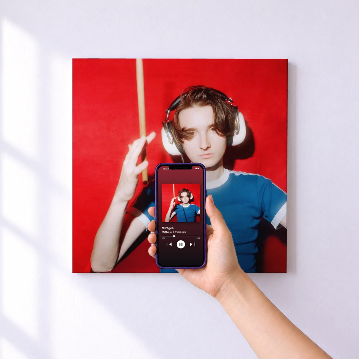Affiche connectée Mirages de Mattyeux & Videoclub au mur : l'album se lance en approchant le téléphone