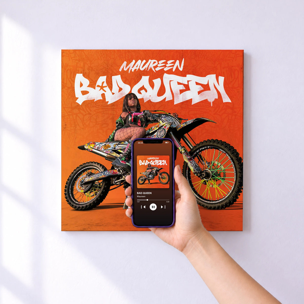 Affiche connectée BAD QUEEN de Maureen au mur : l'album se lance en approchant le téléphone
