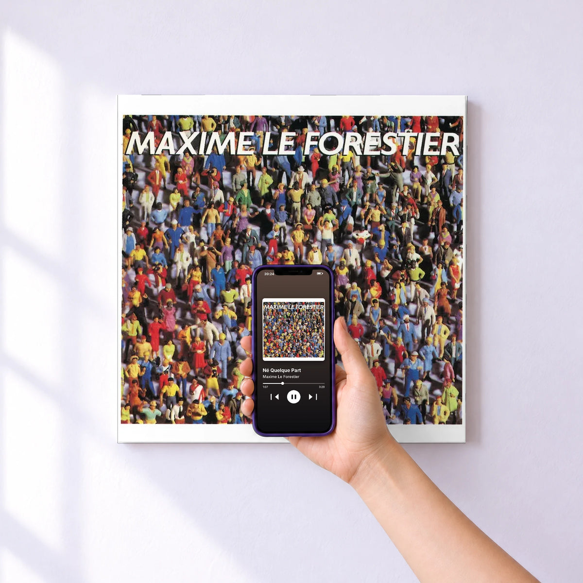 Affiche connectée Né Quelque Part de Maxime Le Forestier au mur : l'album se lance en approchant le téléphone
