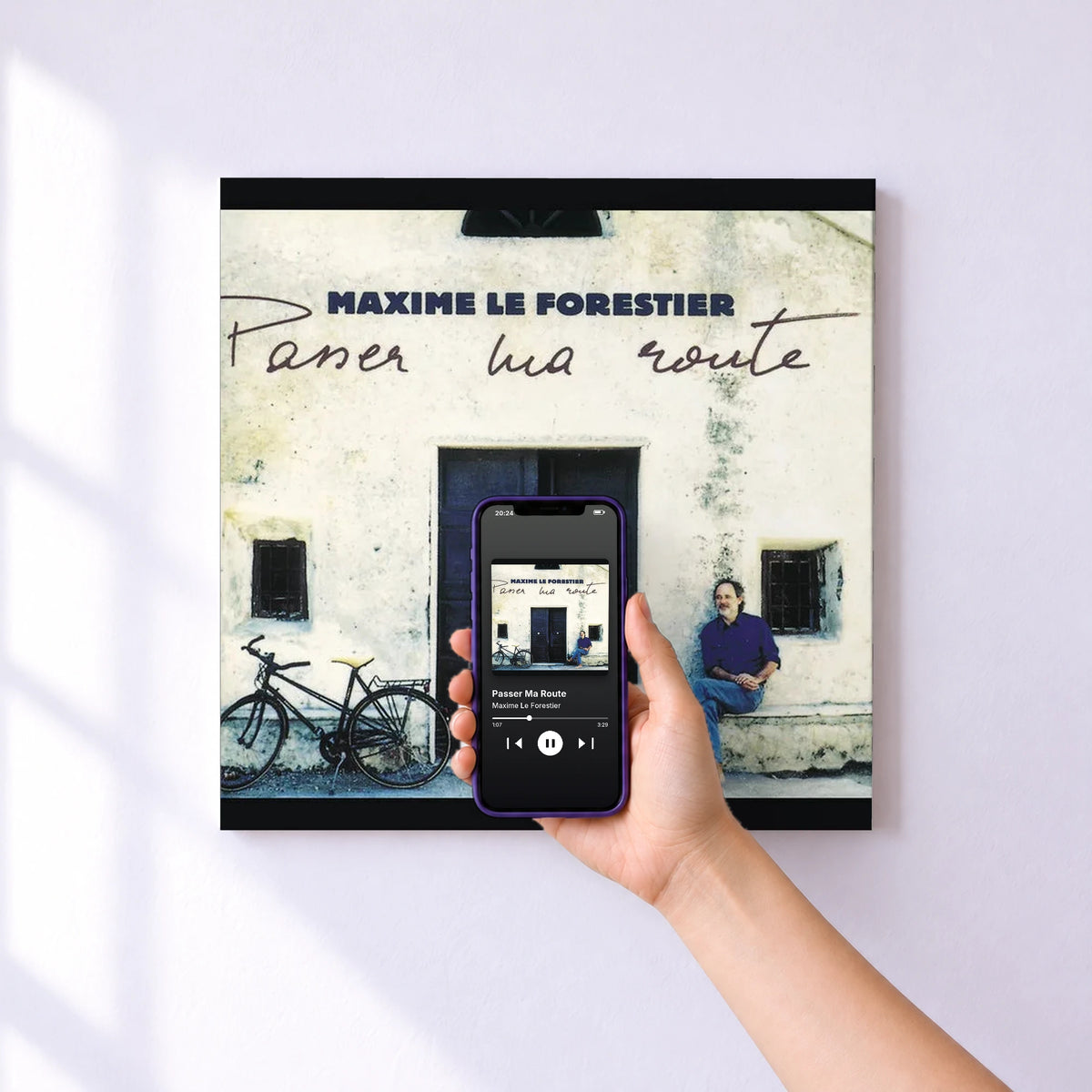 Affiche connectée Passer Ma Route de Maxime Le Forestier au mur : l'album se lance en approchant le téléphone